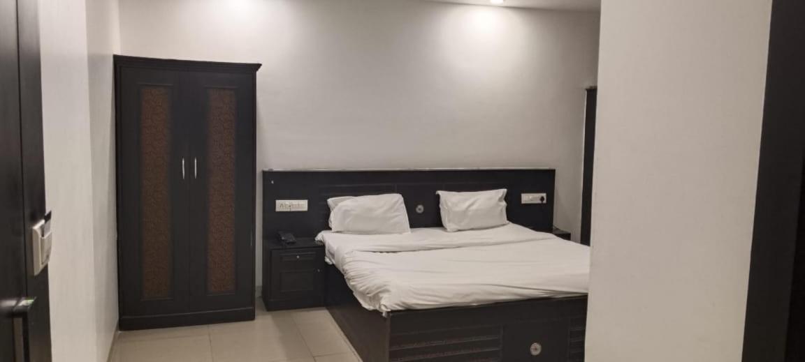 Hotel Surya Continental Lucknow Esterno foto